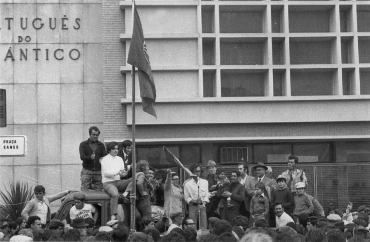 Populares na Praça Gil Eanes, 27 de Abril de 1974 (Foto: CM Lagos | José Alexandre Rosa)