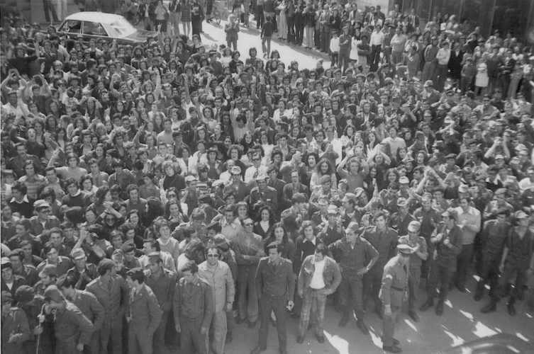 Populares na Praça Gil Eanes, 27 de Abril de 1974 (Foto: CM Lagos)