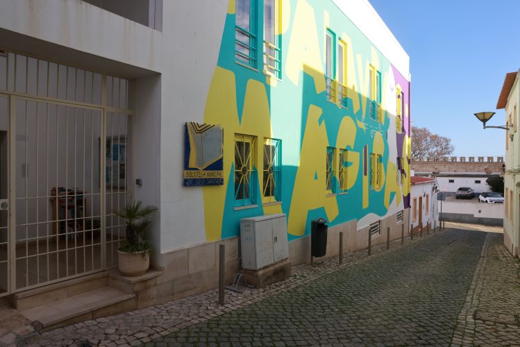 Mural da autoria de Samina e Paula Gonçalves