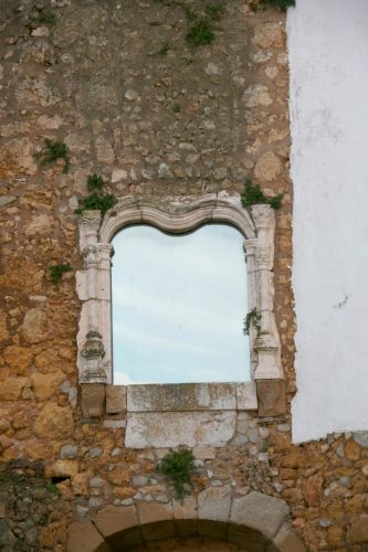 Foto | Carlos Afonso, CM Lagos
Janela de D. Sebastião, inserida na fachada do antigo Castelo ou Palácio dos Governadores do Algarve, de o rei onde terá assistido a uma missa antes da partida para a batalha de Alcácer Quibir.