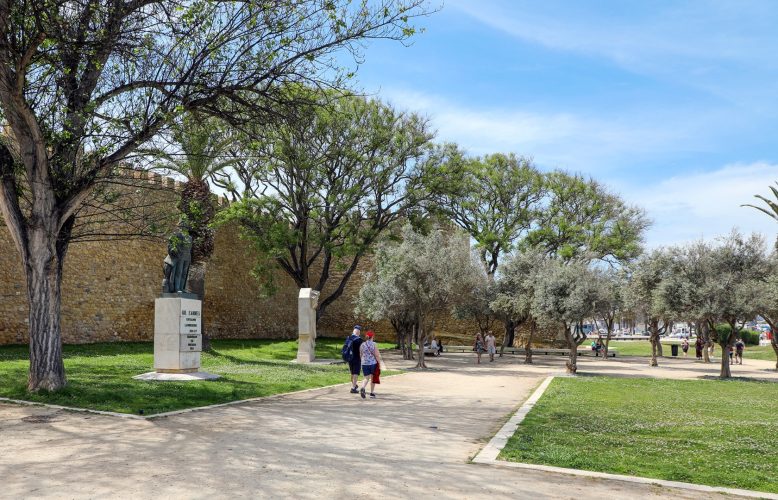 A visita começa no Jardim da Constituição. (Foto | Carlos Afonso / CM Lagos)