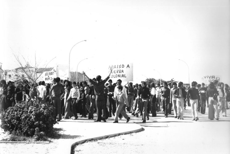 População a caminho do CICA 5 (Foto | CM Lagos)